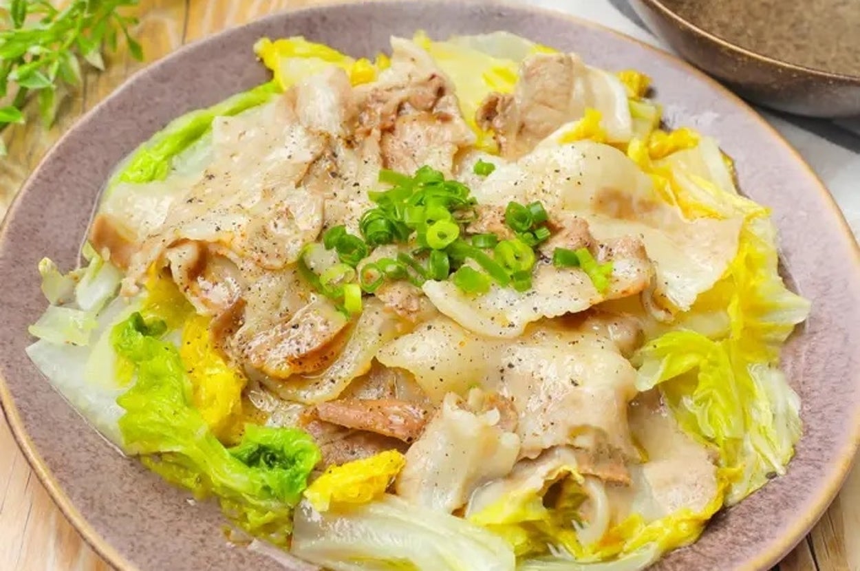 皿に盛られた白菜と豚肉の蒸し料理。上に小ネギが散らされている。