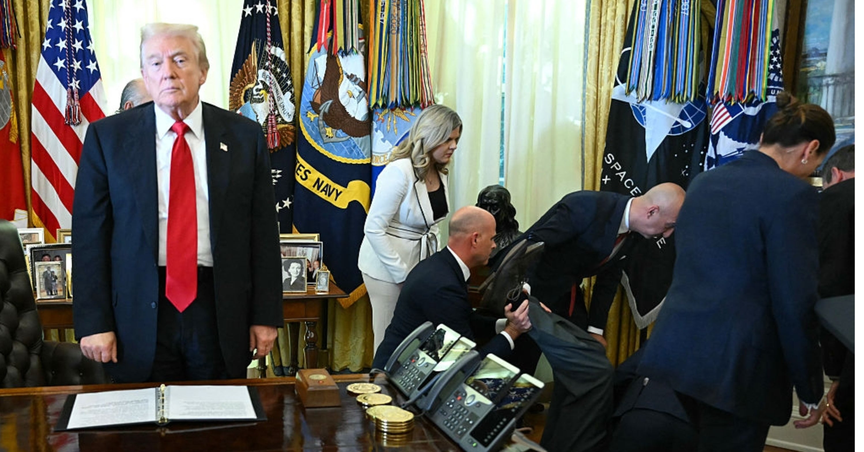 Donald Trump's Reaction To Someone Collapsing In The Oval Office Is Going Viral