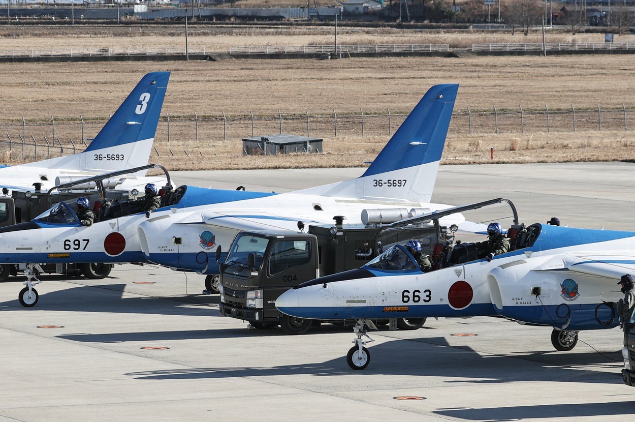 航空自衛隊松島基地に並ぶ曲技飛行チーム「ブルーインパルス」の機体（時事）