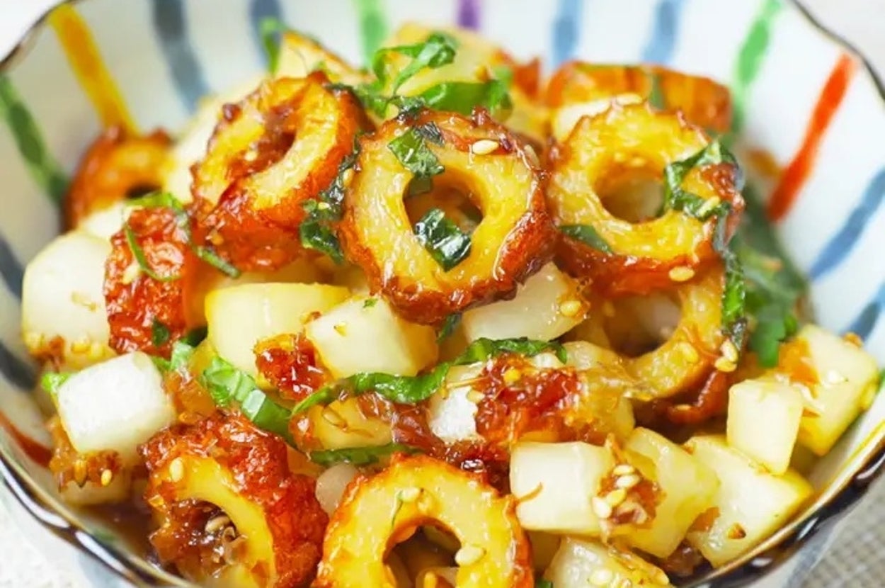 皿に盛られたちくわと野菜の和え物。ゴマが振りかけられ、食欲をそそる見た目。