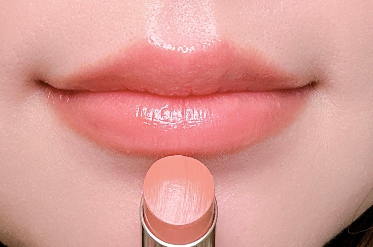 口紅を近づけた唇のクローズアップ。ツヤがあるリップメイクが見える。