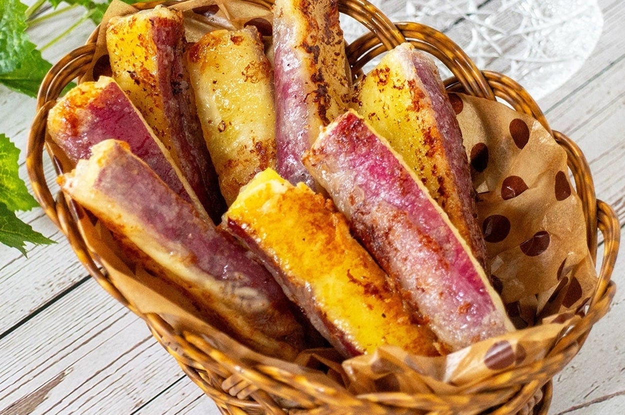 籐のバスケットに盛られた焼き芋のスティック。背景にミントの葉が添えられ、爽やかな雰囲気が漂う。