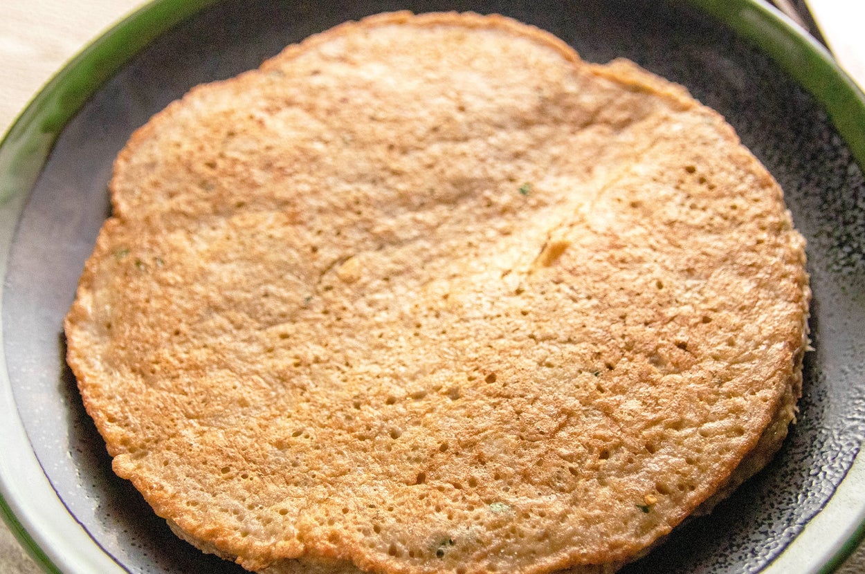 お皿に乗った大きなパンケーキがテーブルに置かれている。