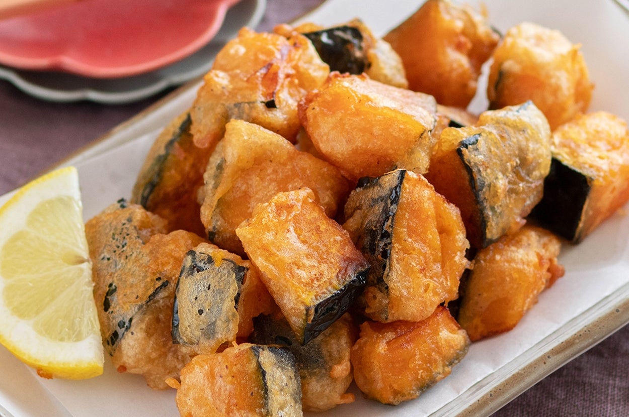 レモンと共に盛り付けられた天ぷら風の揚げ物料理。