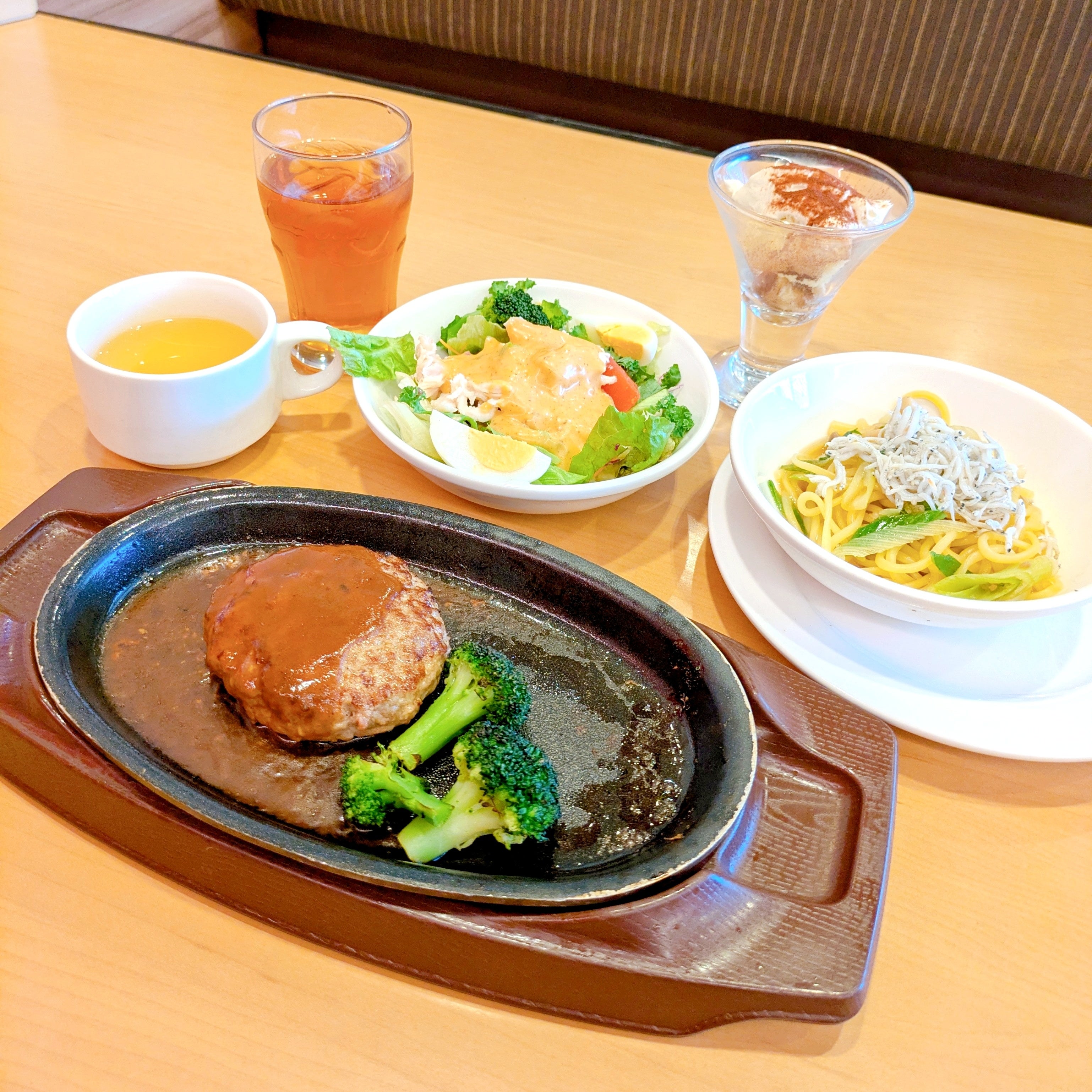 昼から贅沢すぎるって…！ガストの「平日限定ランチ」39品から好きなものを選べるし、お腹パンパンになれます！「神コスパ」「最高でした」