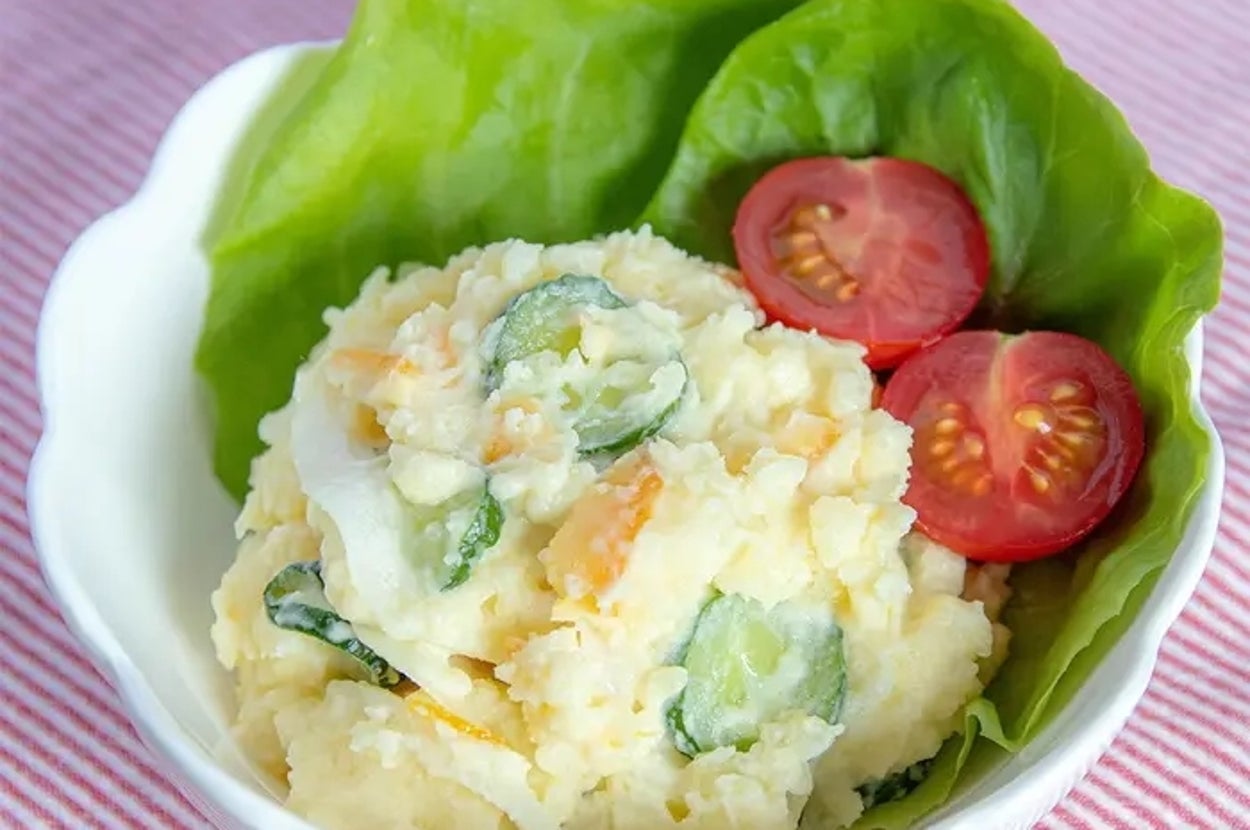 マーマレードジャム入りポテトサラダがボウルに盛られており、キュウリとトマトの輪切りが添えられています。