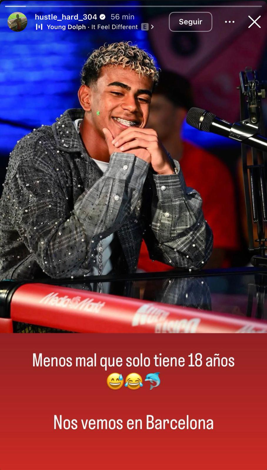 Teenager smiling behind a microphone with a beaded jacket, text below says "Menos mal que solo tiene 18 au00f1os ?? Nos vemos en Barcelona"