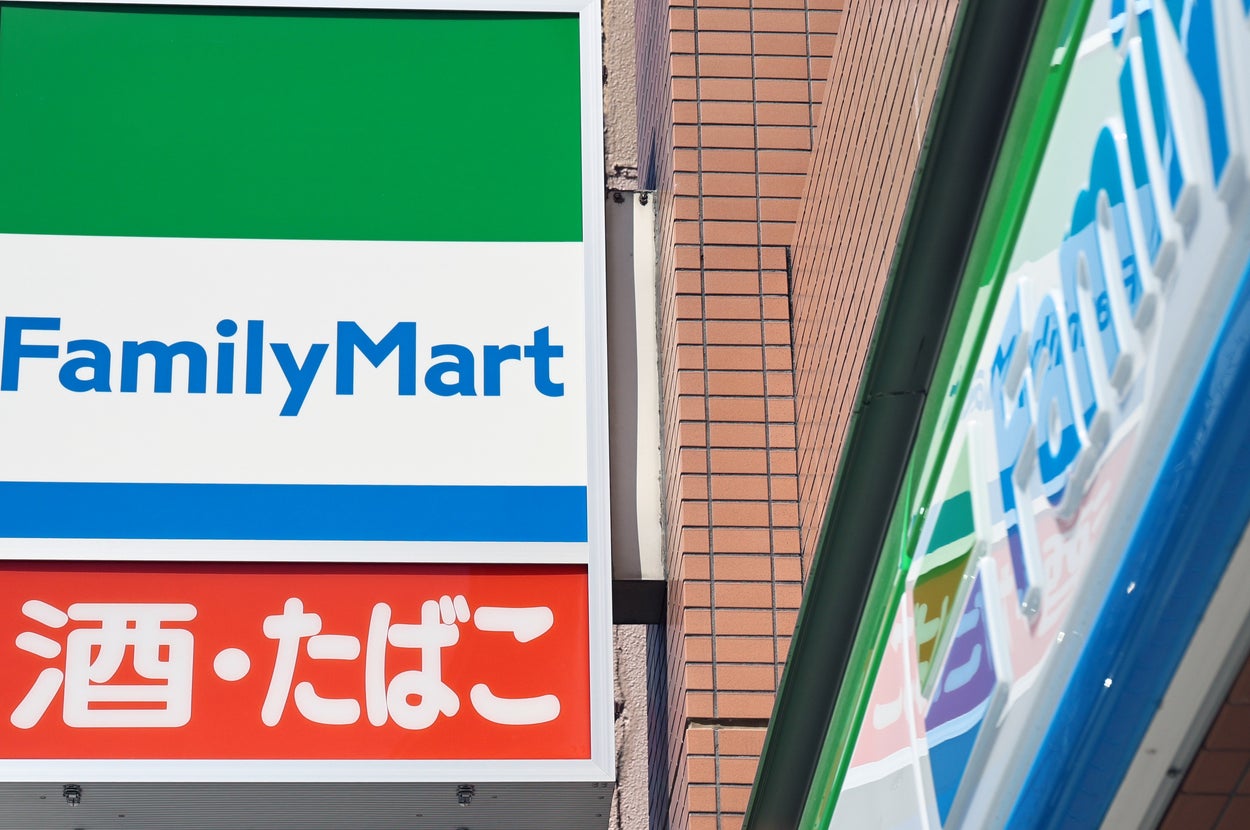 ファミリーマートの看板（時事）