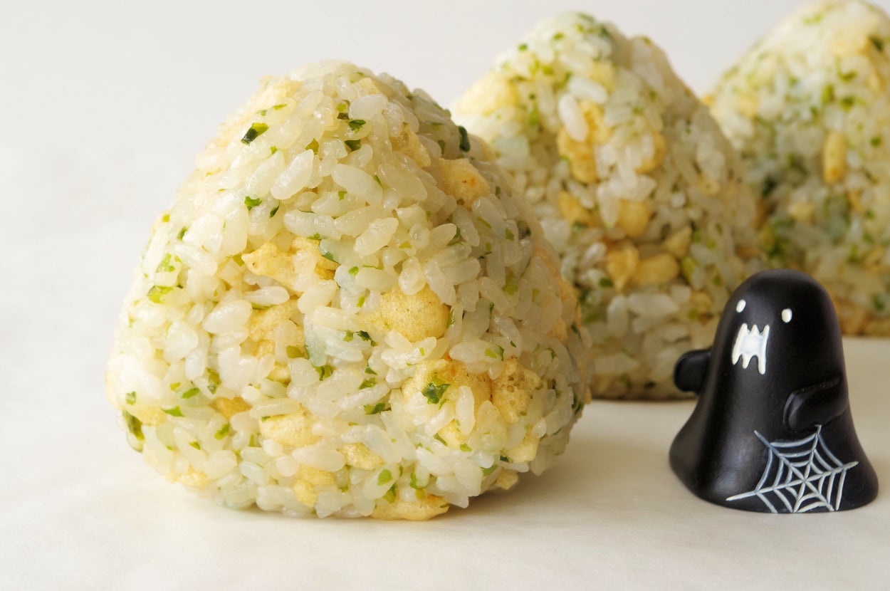 おにぎりと小さなゴースト型フィギュアが並んでいる。