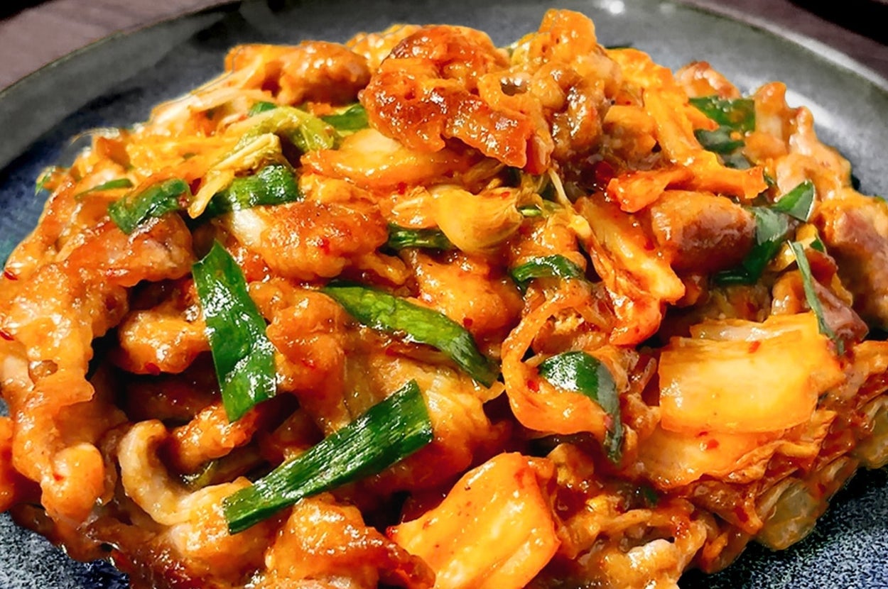 皿に盛られた美味しそうな韓国料理のプルコギ、野菜と肉が絡むジューシーな見た目。