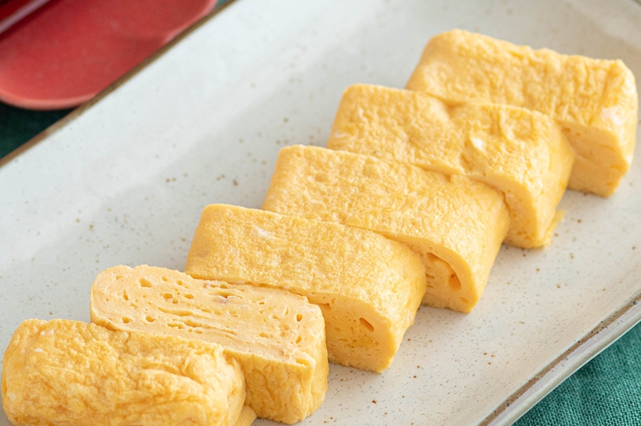 お皿に盛られたふんわりした出汁巻き卵が整然と並んでいる。