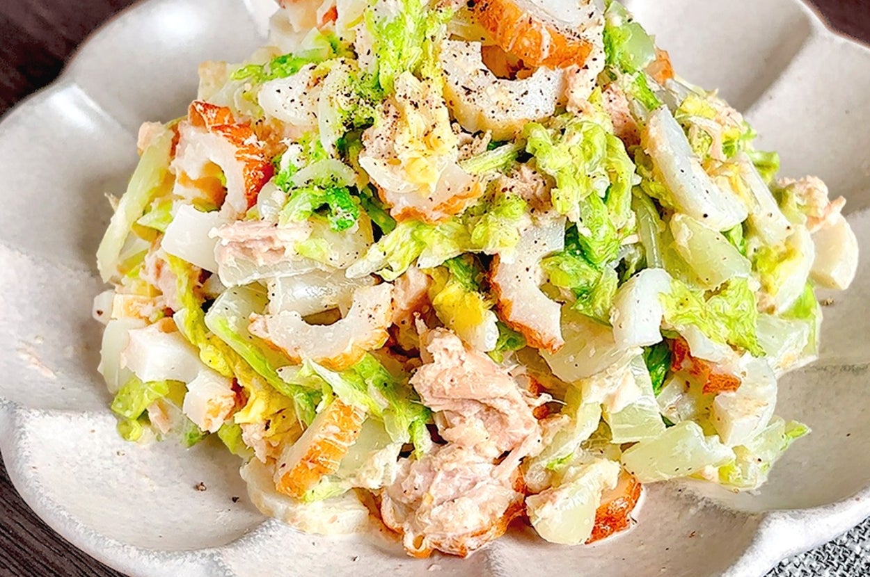 皿に盛られたクリーミーなチキンとキャベツのサラダ。