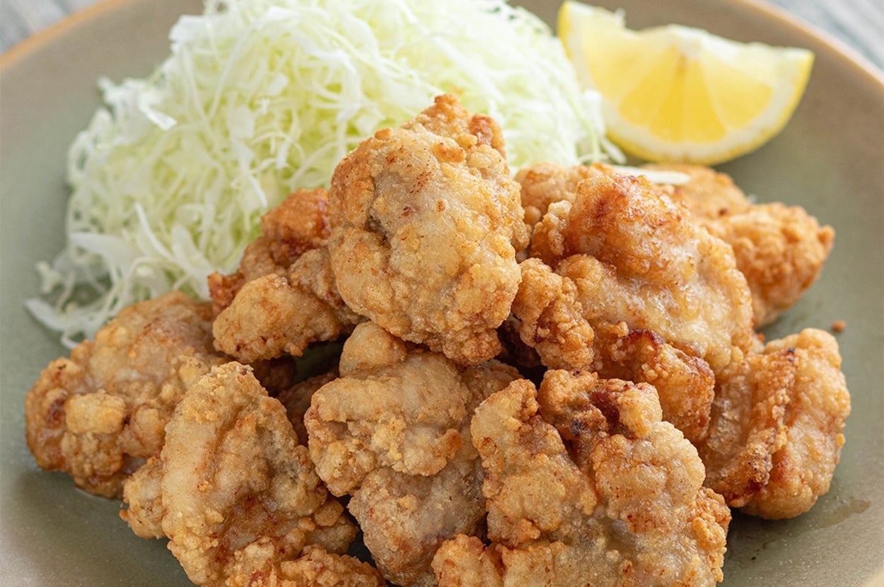 レモンと千切りキャベツを添えた唐揚げがプレートに盛られている。
