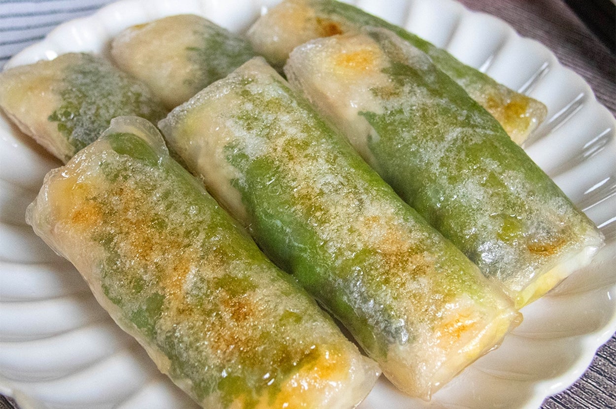 皿に並べられた鶏ひき肉と白菜のライスペーパーギョーザのクローズアップ。背景に小皿が見える。