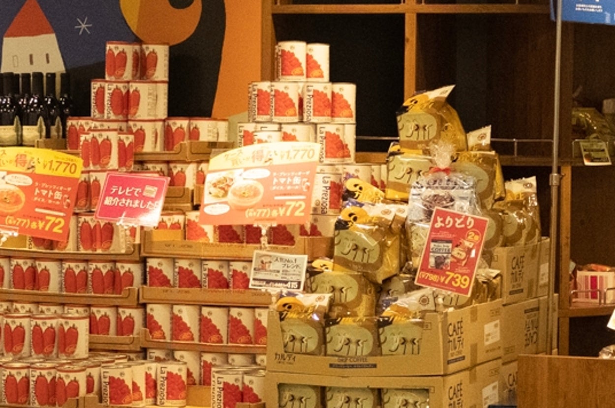 店内のコーヒー専門店「カルディ」の入り口。棚に多数の商品が並び、特別セールの看板がかかっています。