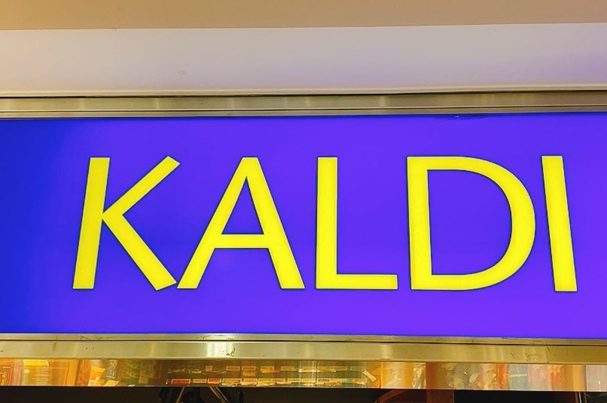 店頭に「KALDI」と表示された看板。