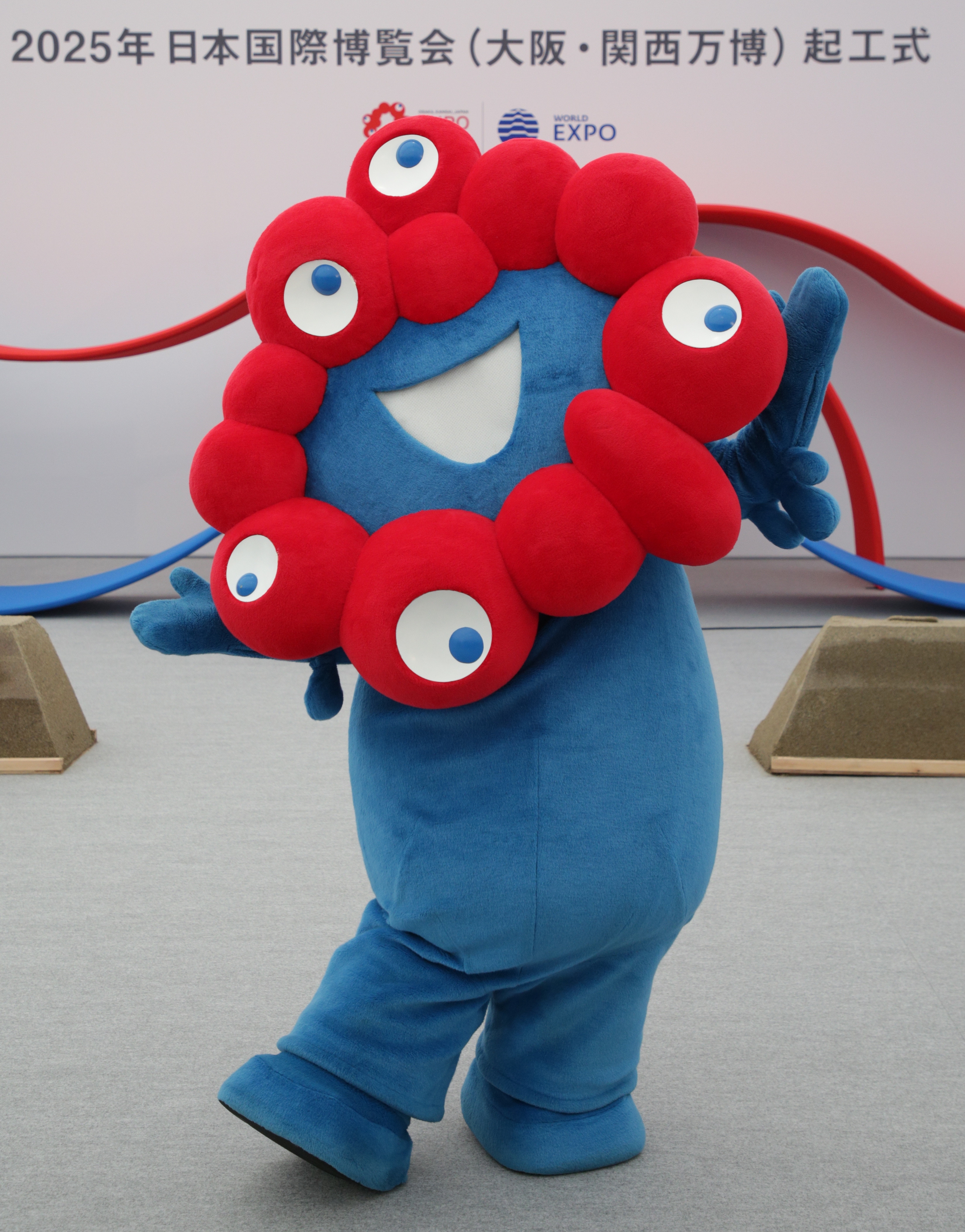 ミャクミャク、人気歌手とのコラボにSNS沸く「ダンス上手」「紅白が