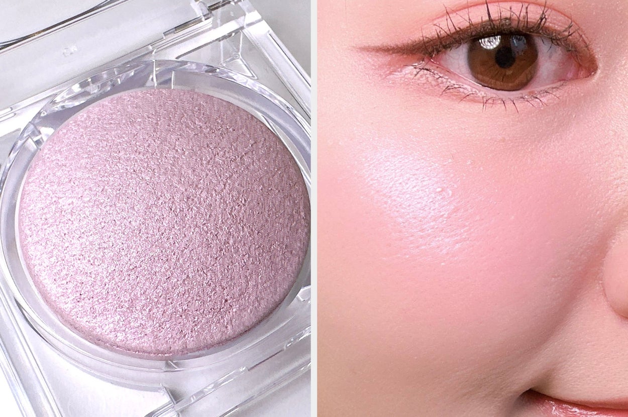 開いた透明ケースに入った化粧品のパウダーコンパクト。