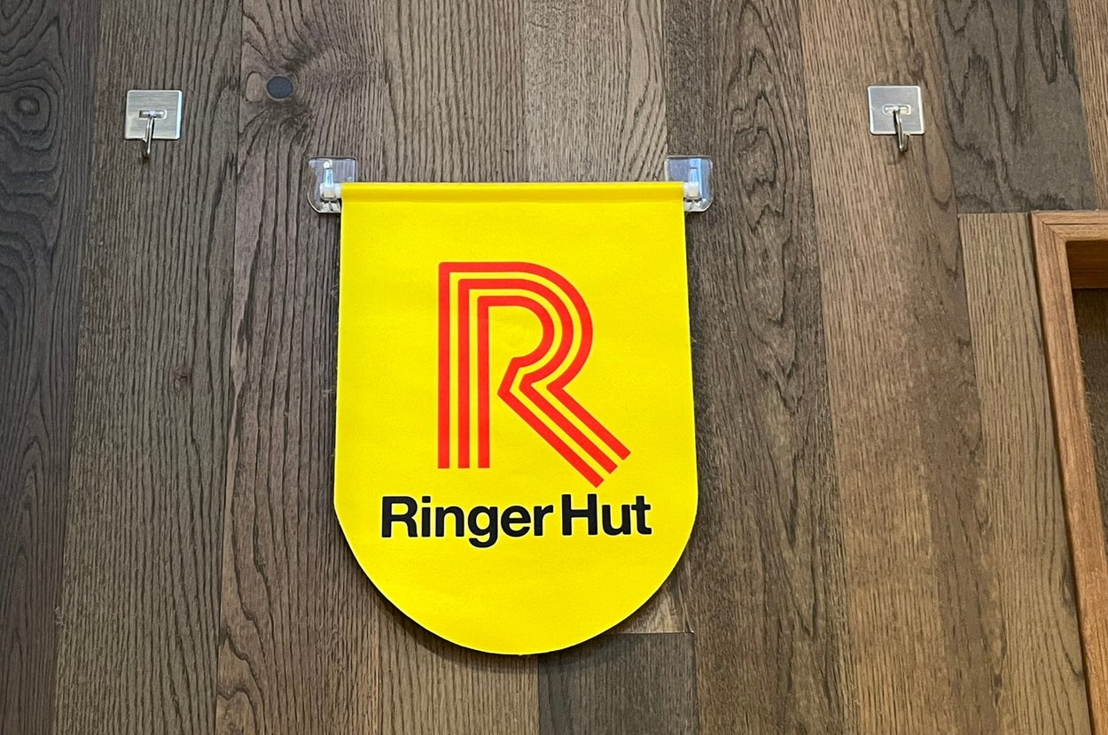 壁にかかっている「Ringer Hut」と書かれた黄色い垂れ幕。