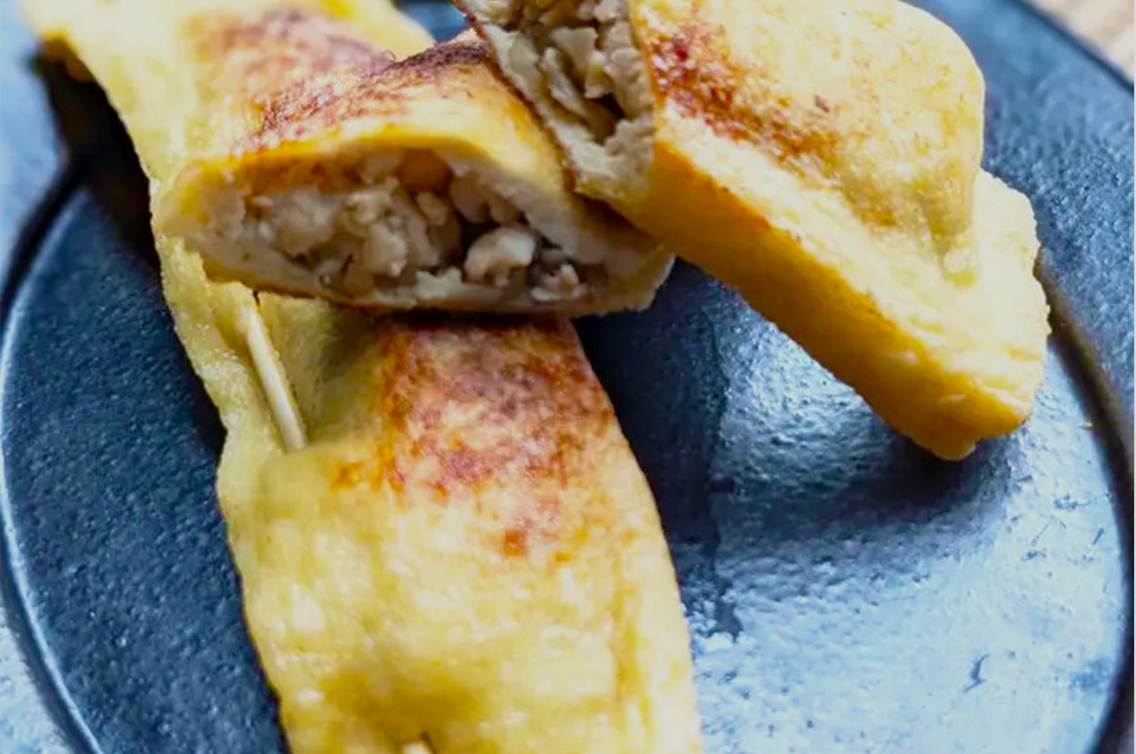 お皿に盛られたギョーザ。ジューシーな中身が見えるようにカットされています。