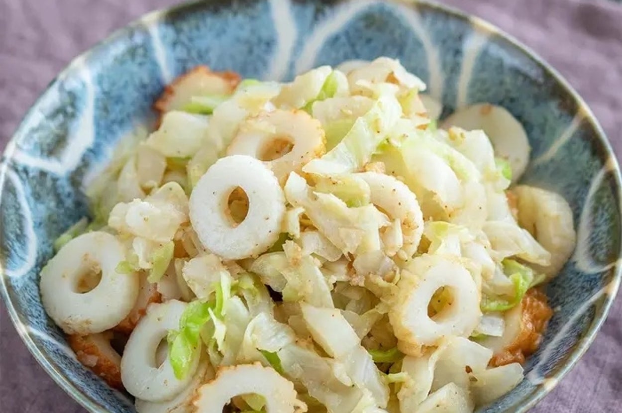 ちくわとキャベツの炒め物が盛られた青い模様の深皿。