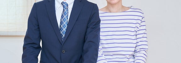 座っている夫婦のイメージ画像（Maruco / Getty Images/iStockphoto）