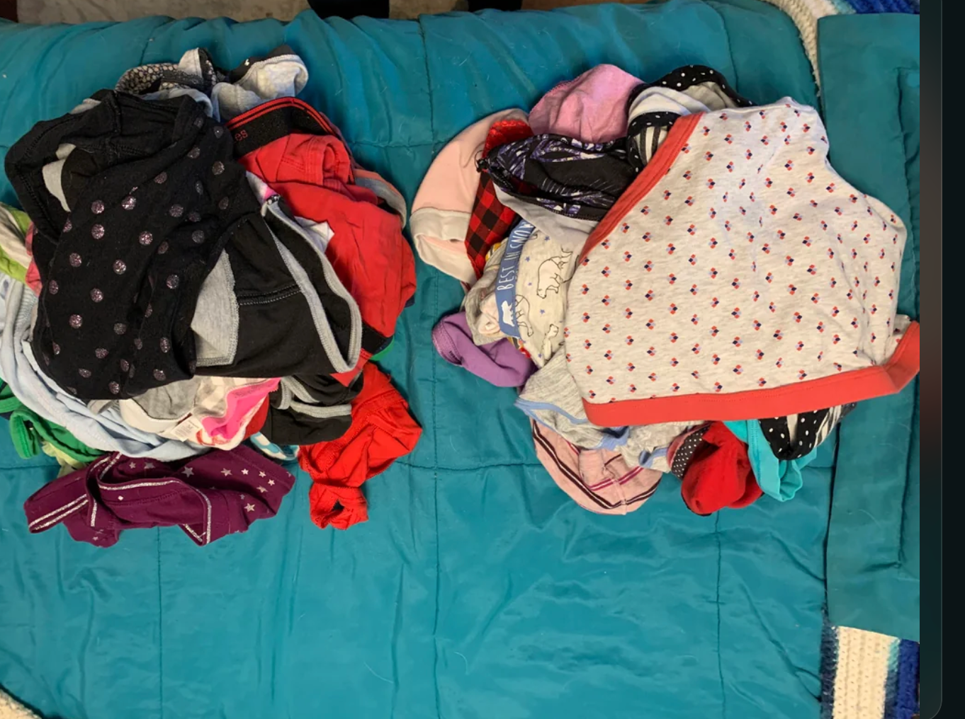 En haug med brettede og utfoldede klær på en seng i en Reddit-diskusjon om klesvaskorganisering