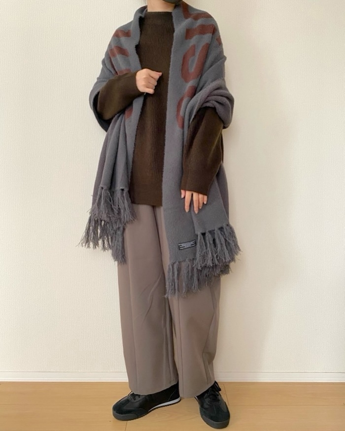 さっと巻くだけで可愛い！GU×アンダーカバーの「ふわふわストール