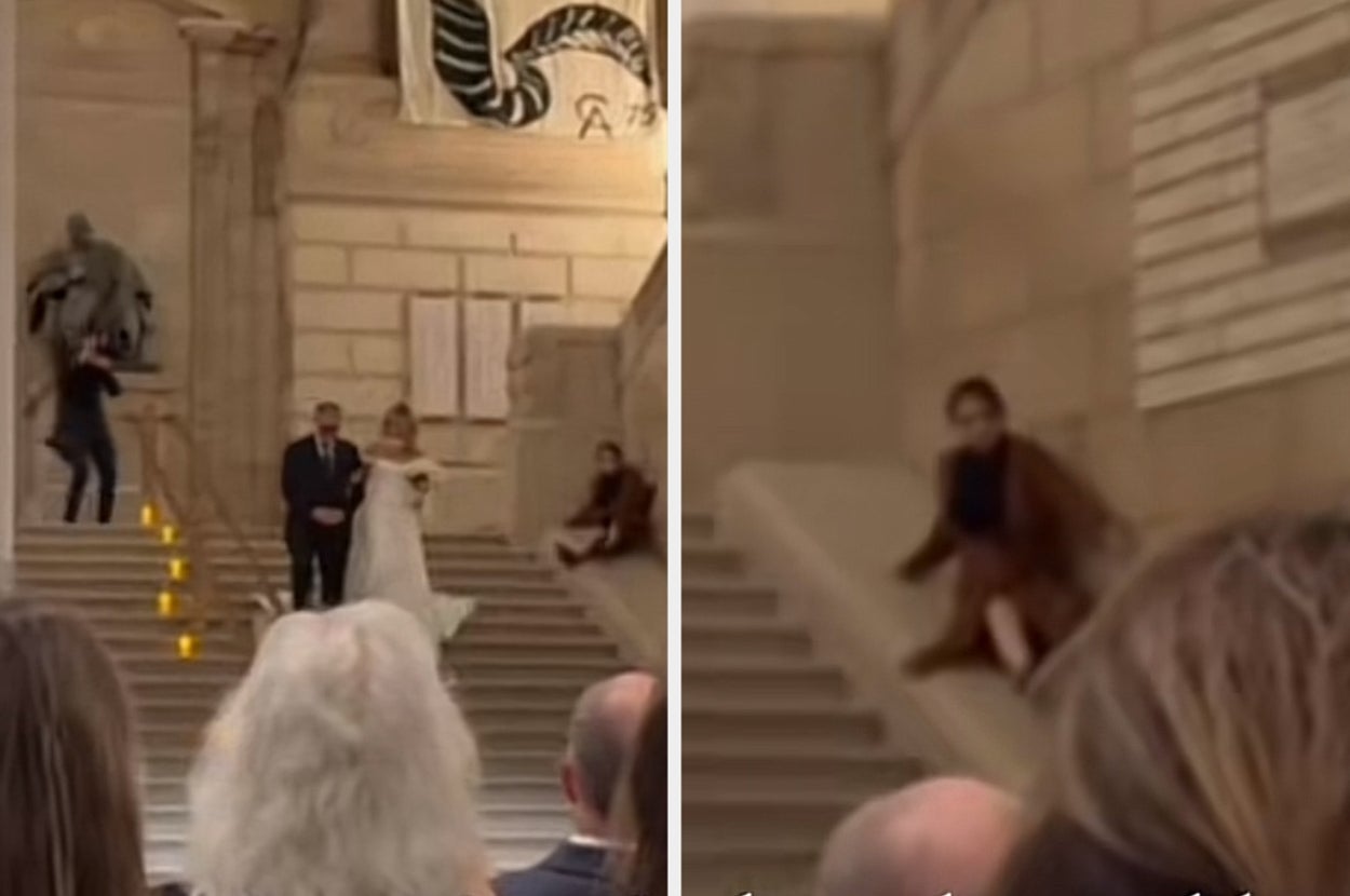 結婚式場で階段を駆け下りる調整役の人。周囲には参列者が注目しています。