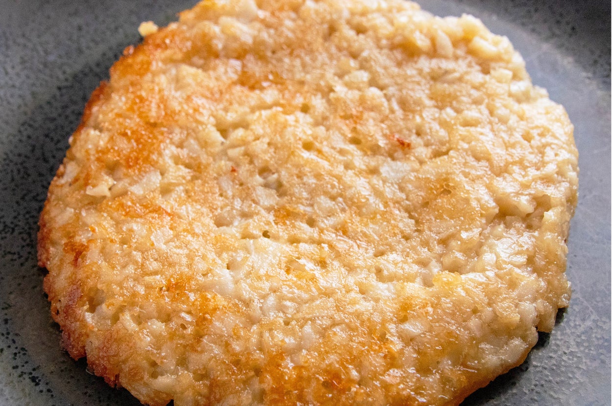 プレートに乗った焦げ目のついたおにぎり。