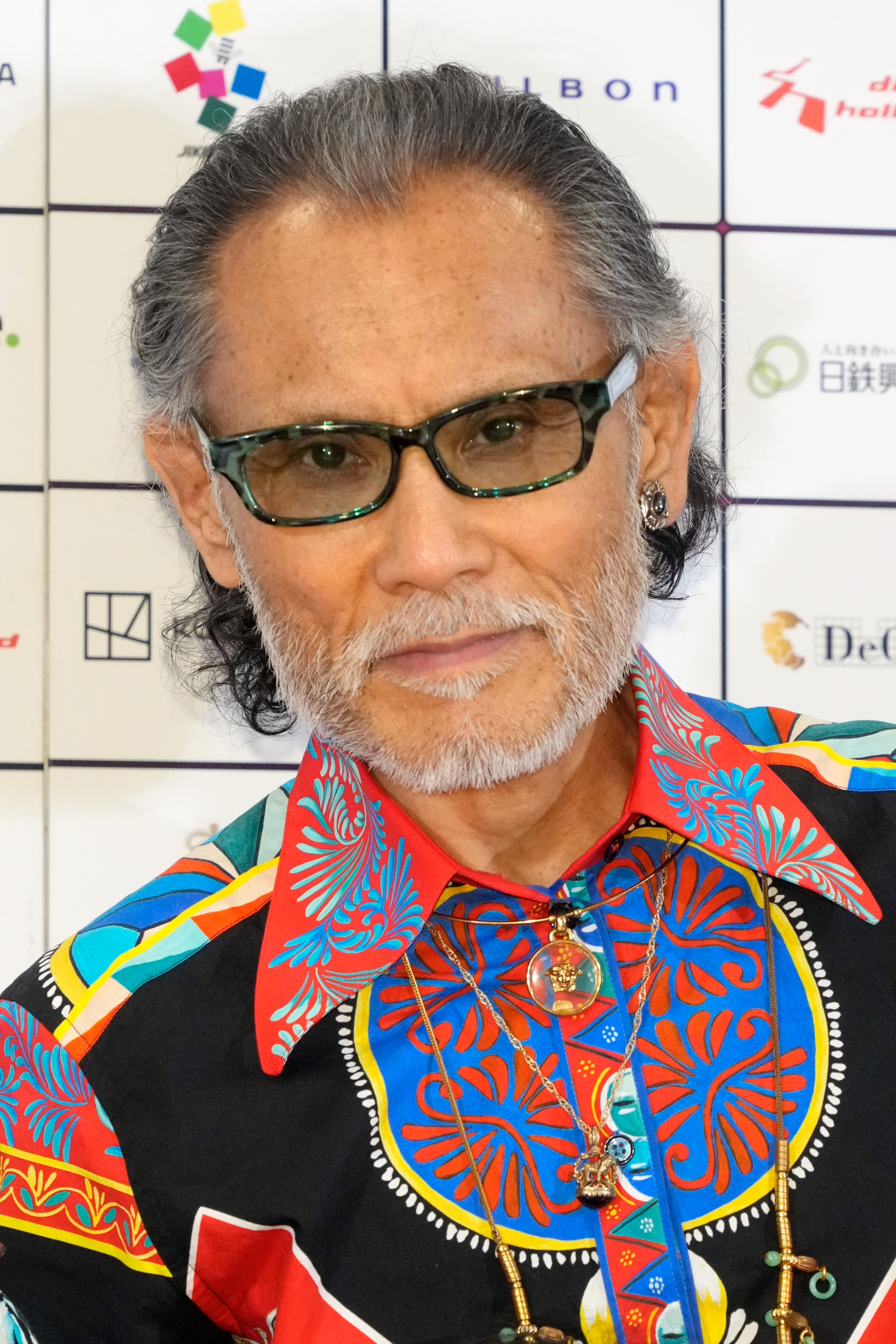 片岡鶴太郎が「ブラックコーデ」を披露→「究極のカッコよさ