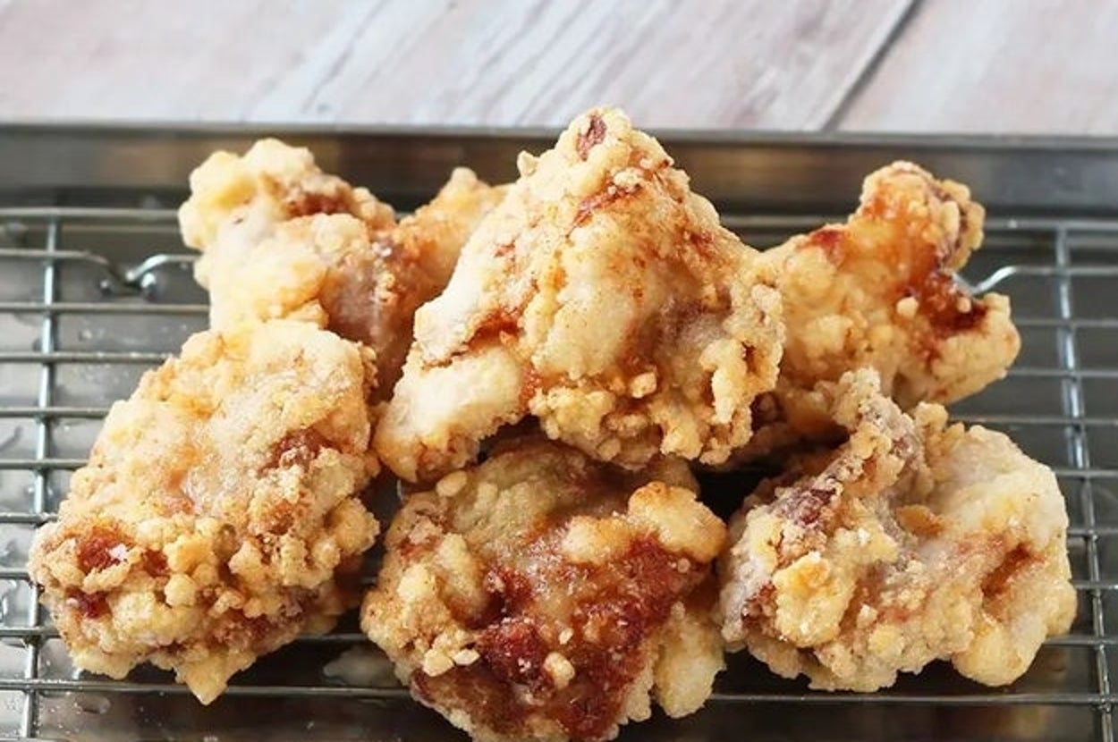 揚げたての唐揚げが、網の上に並んで冷まされている。