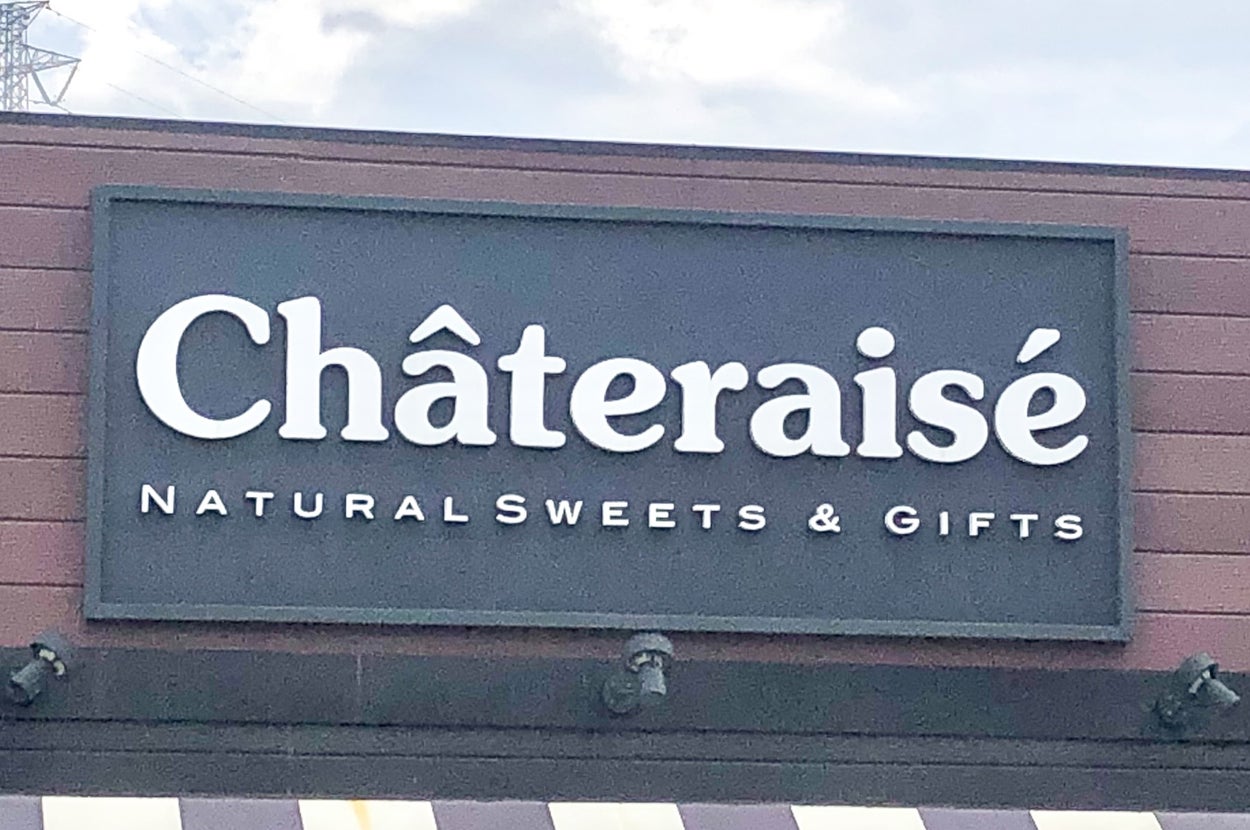 シャトレーゼ店舗の看板。「Châteraisé NATURAL SWEETS & GIFTS」と書かれている。