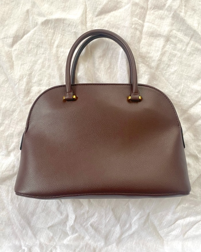 ハイブランドみたいな高級感！ZARAの「高見えバッグ」見た目以上に収納