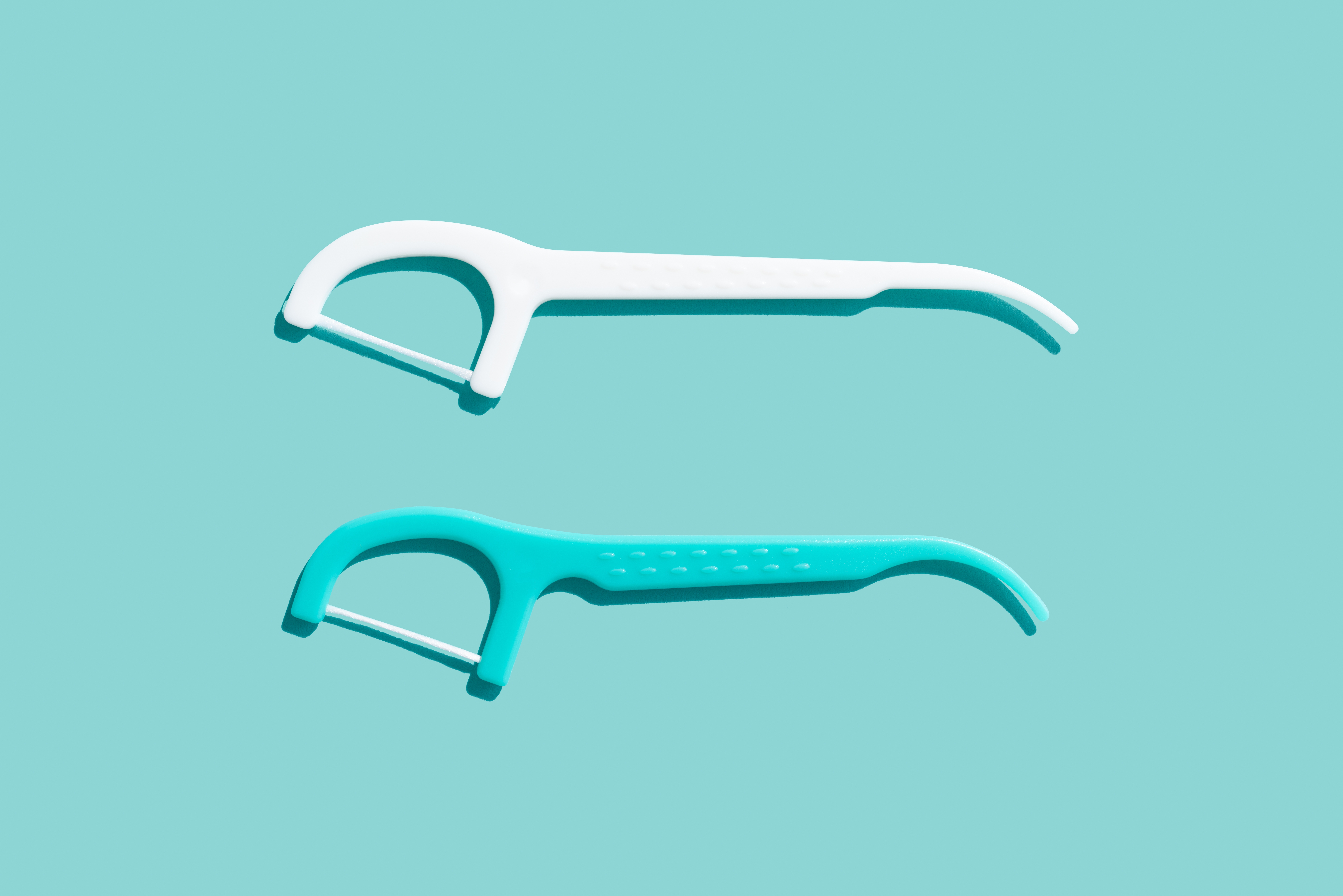 To tanntråd på en vanlig bakgrunn, en rett og en buet, designet for enkel tannpleie