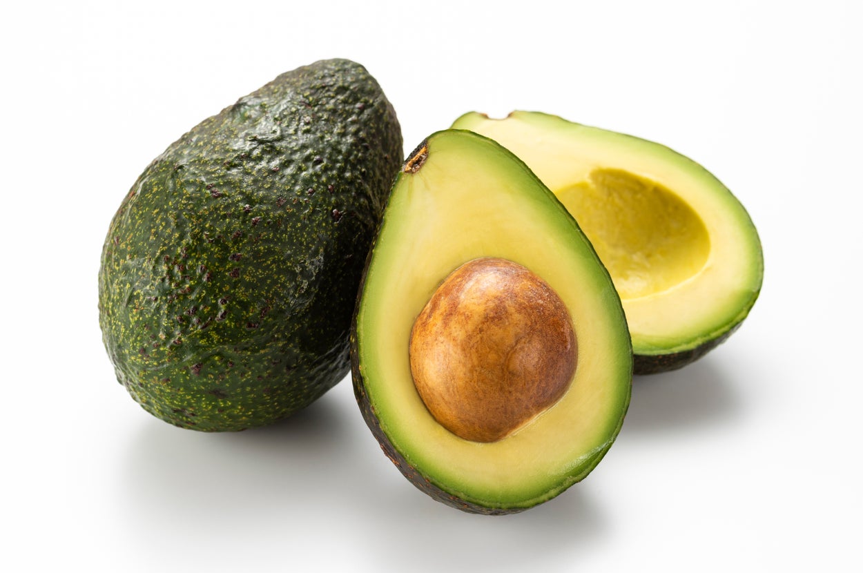 アボカドが1個と、半分にカットされたアボカドが並んでいます。