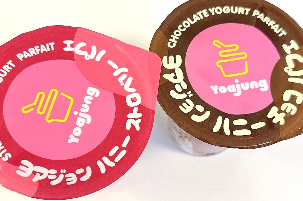 ヨーグルトパフェのカップ2つ、1つはストロベリー、もう1つはチョコレート。