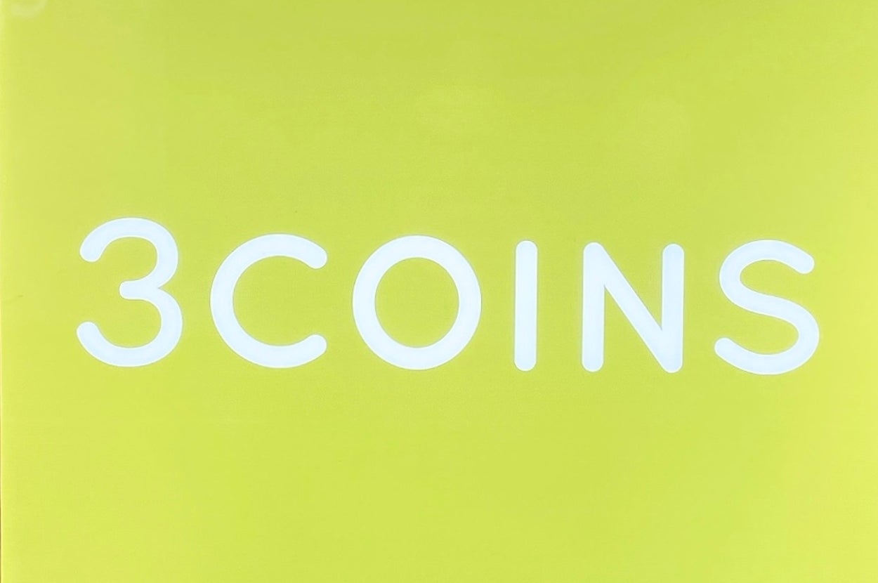 3COINSのロゴが中央に配置されたパネル。背景は波状のパネルデザイン。