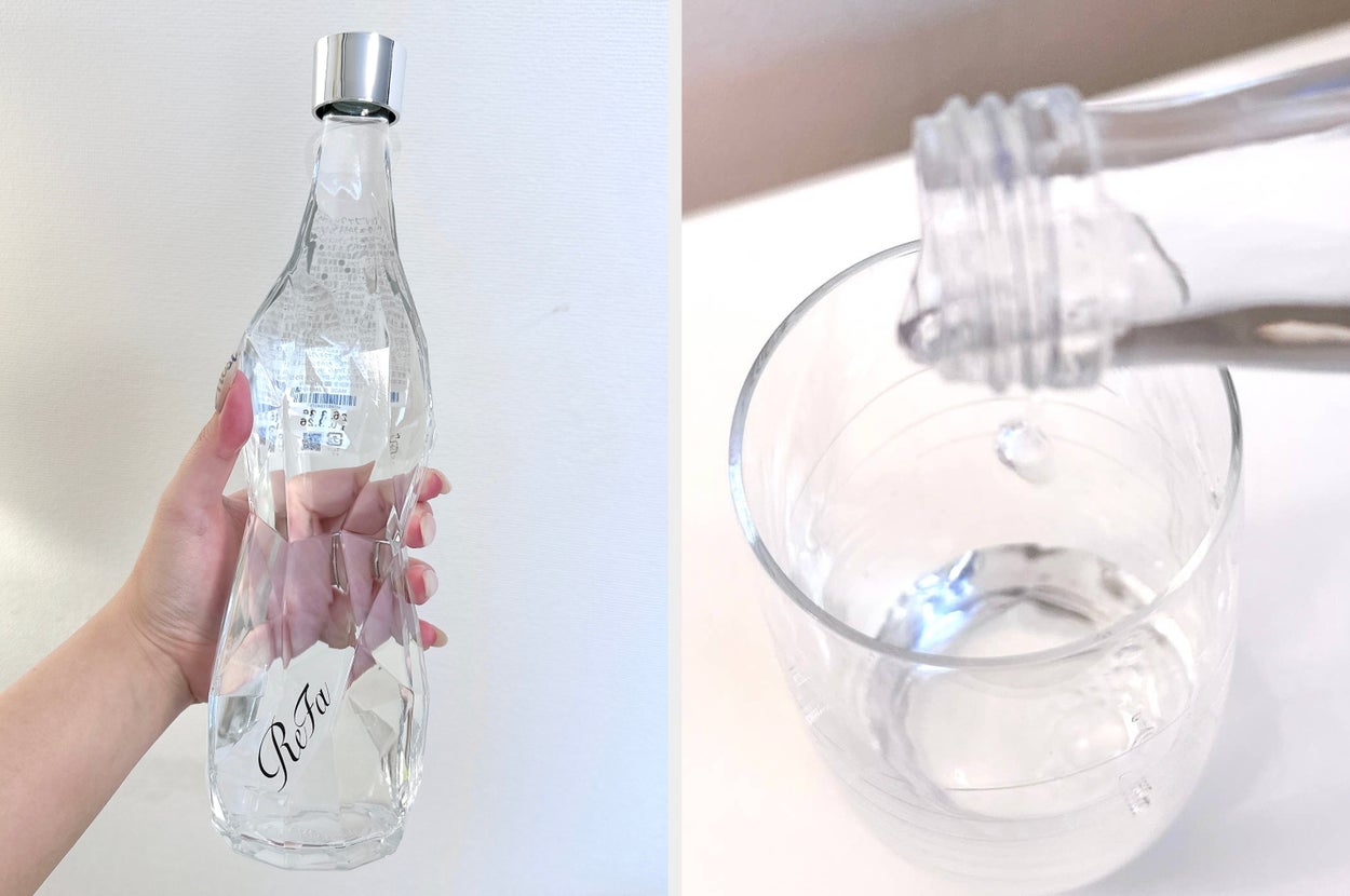 透明なボトルを手に持っている。ボトルには「ReFa」と書かれている。