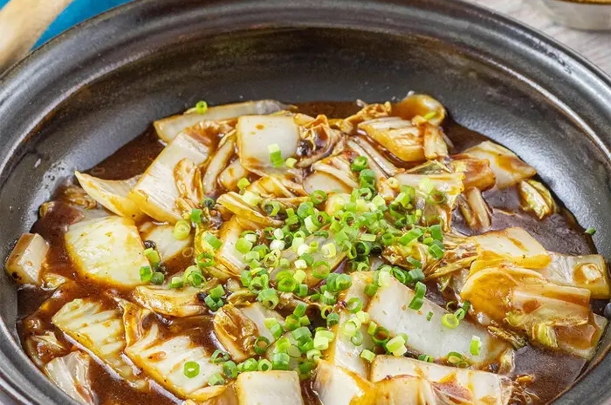 白菜とねぎがのったマーボー風味の料理。一口サイズにカットされ、食欲をそそるビジュアル。