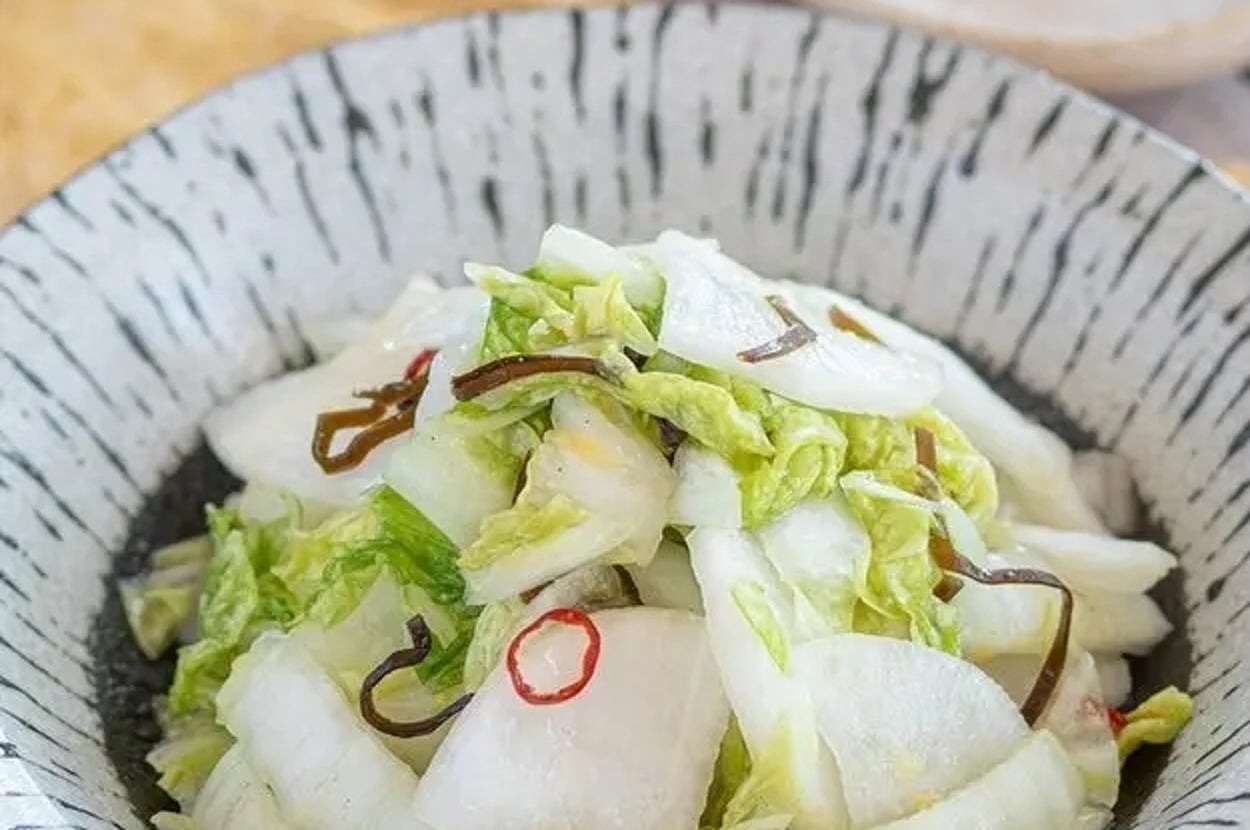 皿に盛られた白菜の漬物。トッピングに塩昆布が見える。