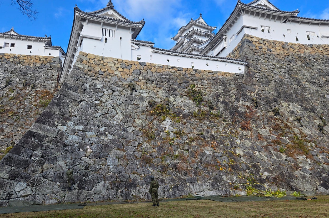 姫路城の石垣に登る自衛隊員たち（姫路城運営事務所の公式Xより）
