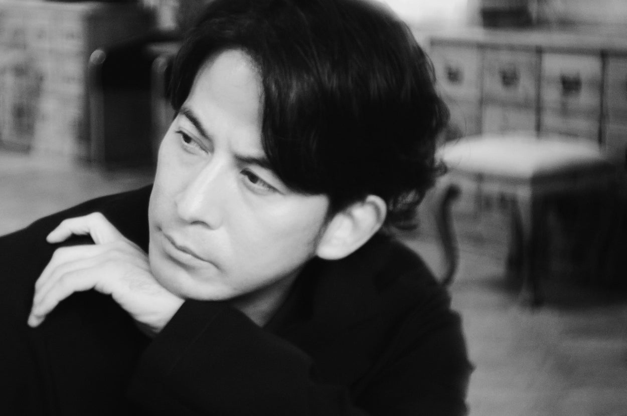 インタビューを受ける岡田准一さん（Photo by 銀色なつみ）