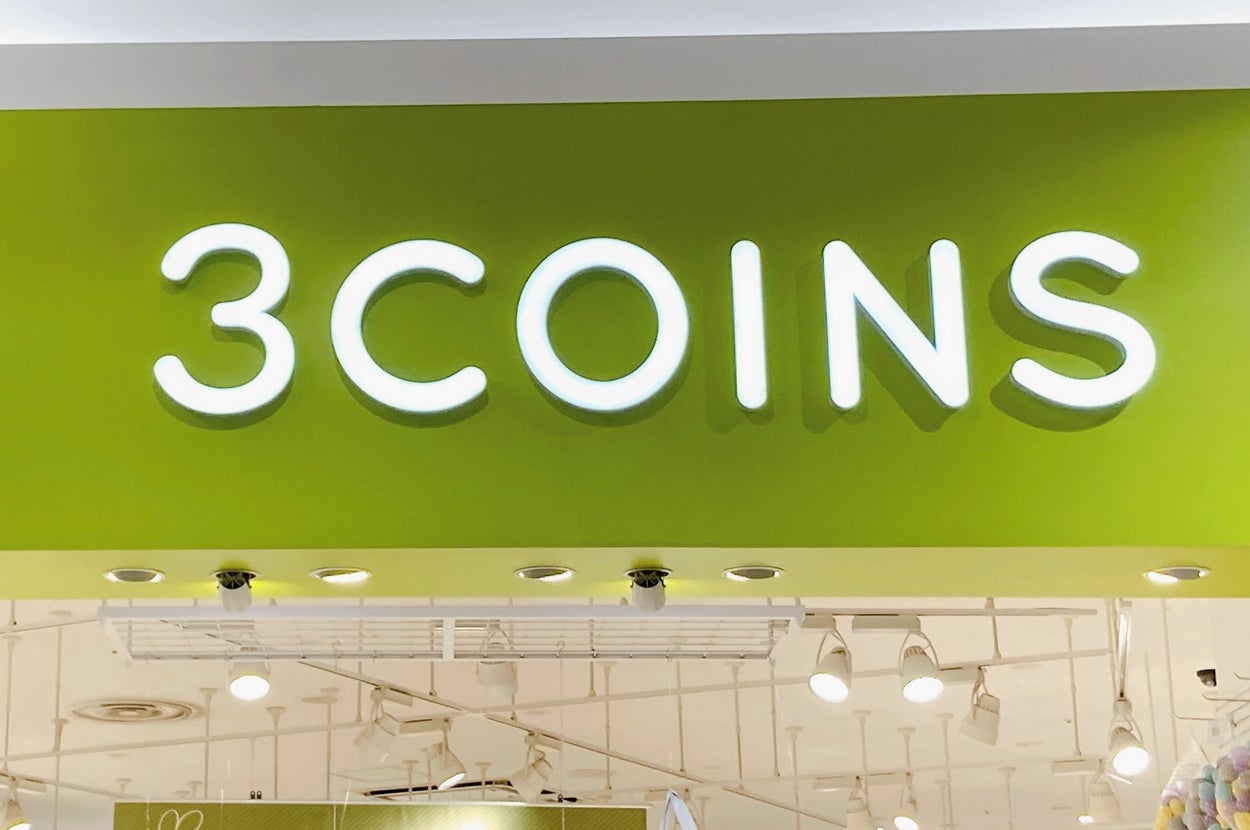 3COINSの店内。明るい店内照明とディスプレイが見える。