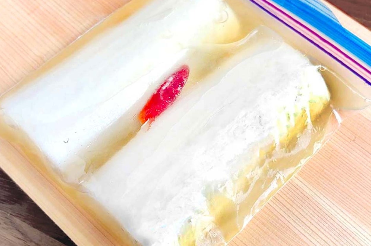 ジップロックに入った食パンとイチゴジャムが置かれた表面が見えます。