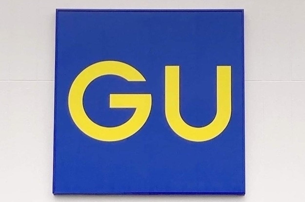 GUの看板が建物に掲げられている。