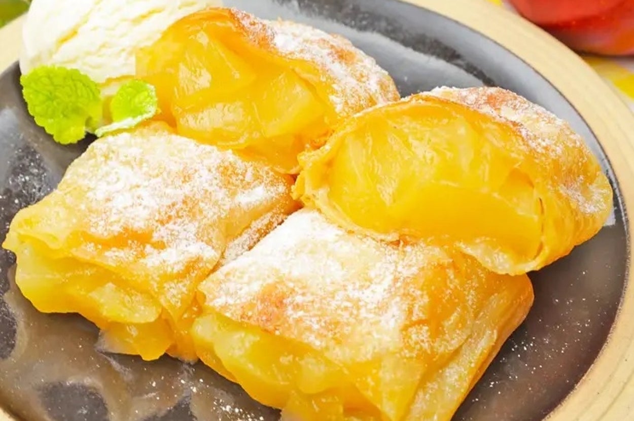 皿にのったサクサクのアップルパイとアイスクリームが添えられたデザート。