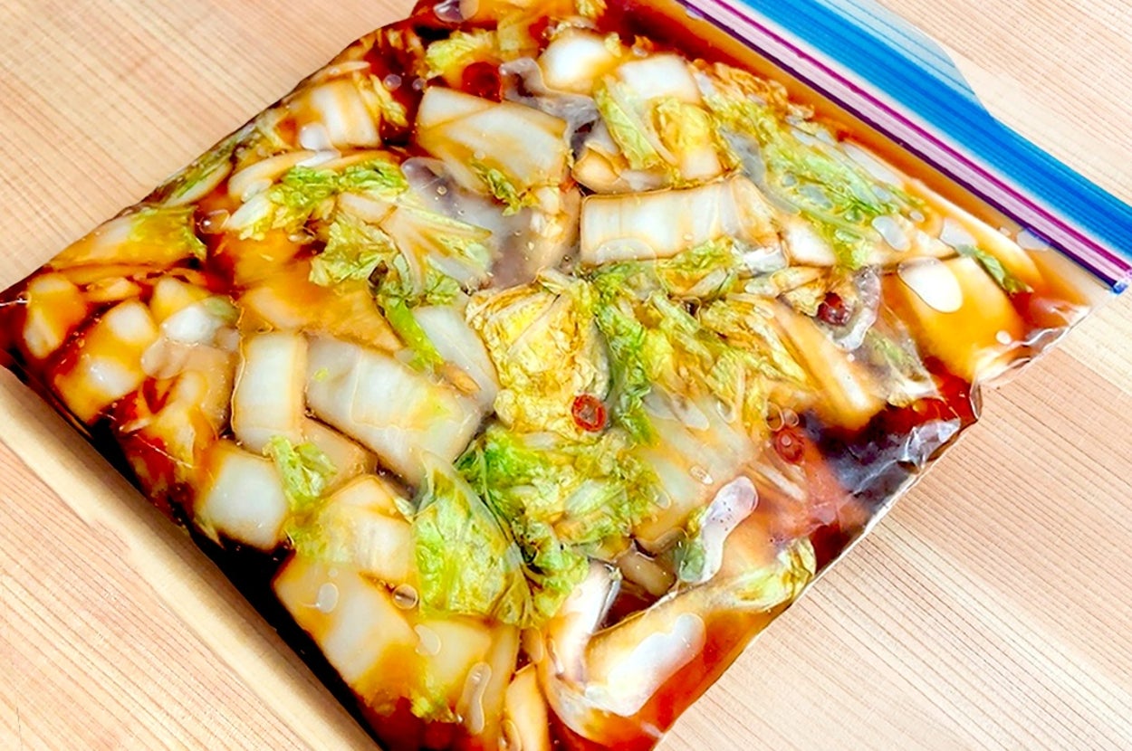 ジップロックバッグに入った漬物の白菜と調味料。