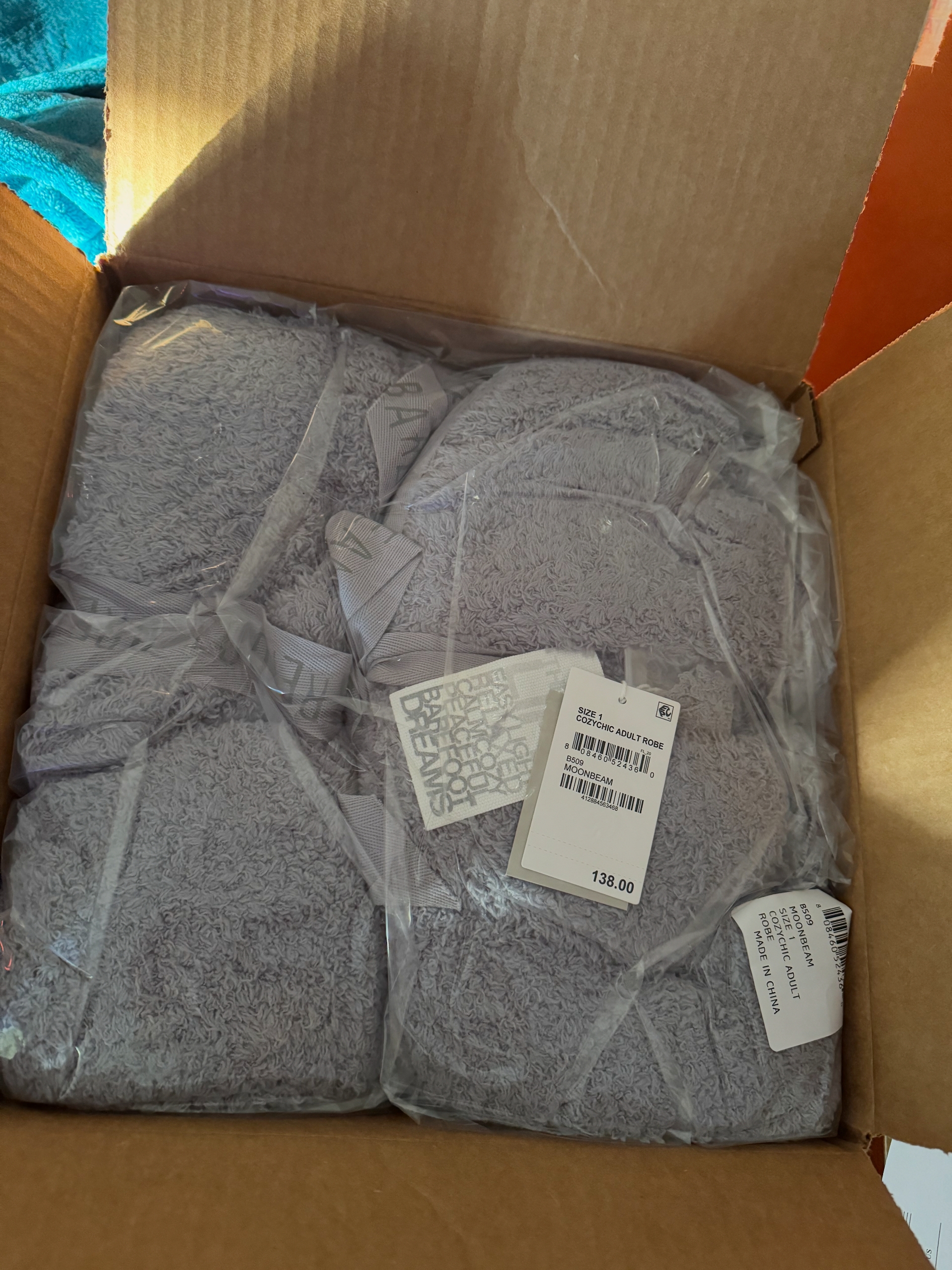 Eske som inneholder pakket Barefoot Dreams CozyChic Robe-sett med prislapper