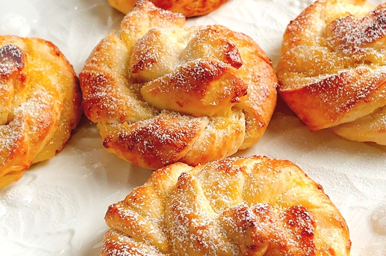 白い皿に盛り付けられた5つの焼き菓子。上に粉砂糖がかかり、美味しそうに焼き上がっている。